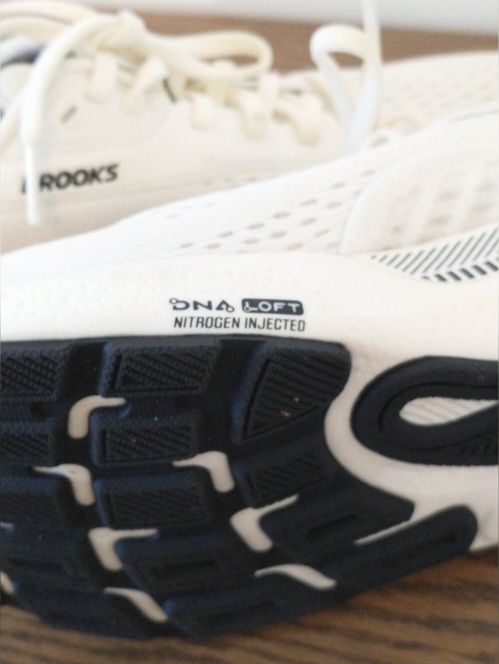 Brooks Women's Adrenaline GTS 24 White Running Shoes Size 8.5 - Picture 11 of 16